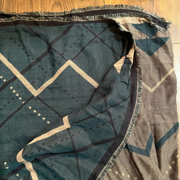 10 Tree Reversible Blanket Scarf - Picture 2 of 2